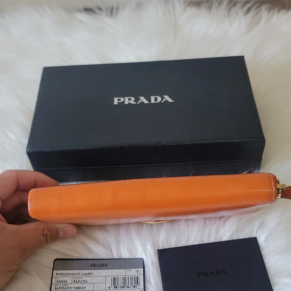 PRADA - Picture 4 of 17